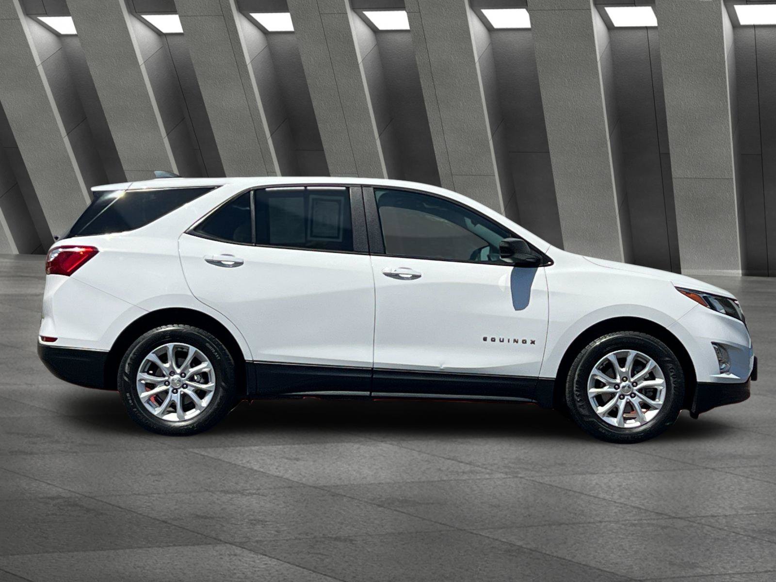 Used 2020 Chevrolet Equinox LS w/ LS Convenience Package FWD image 3
