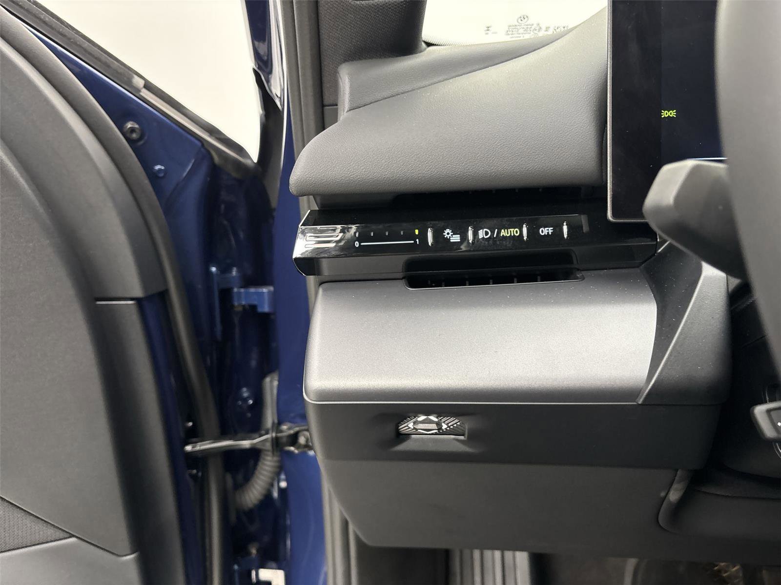 Used 2025 BMW 530i xDrive w/ Premium Package image 31