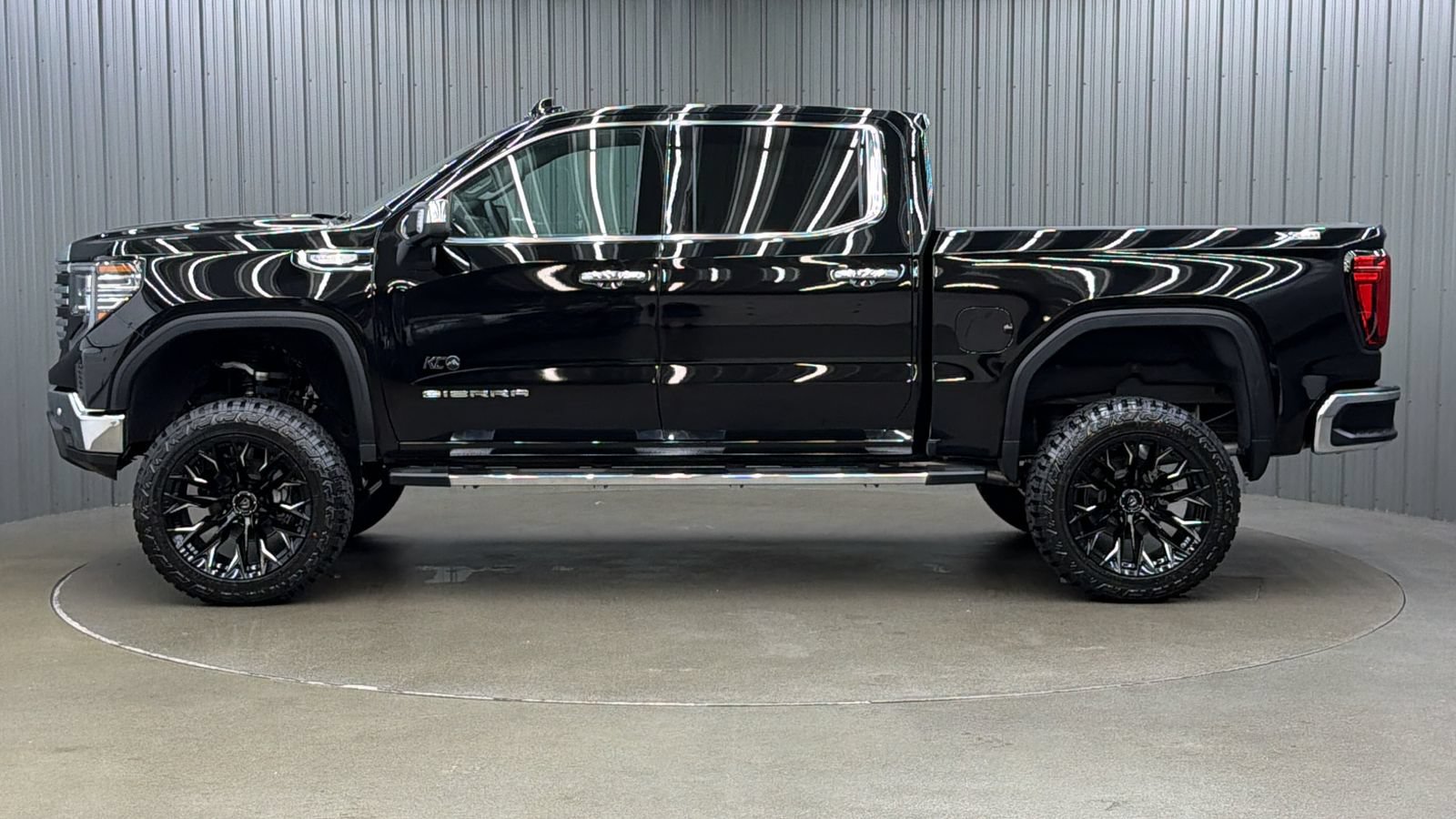 Used 2026 GMC Sierra 1500 SLT AWD/4WD image 2