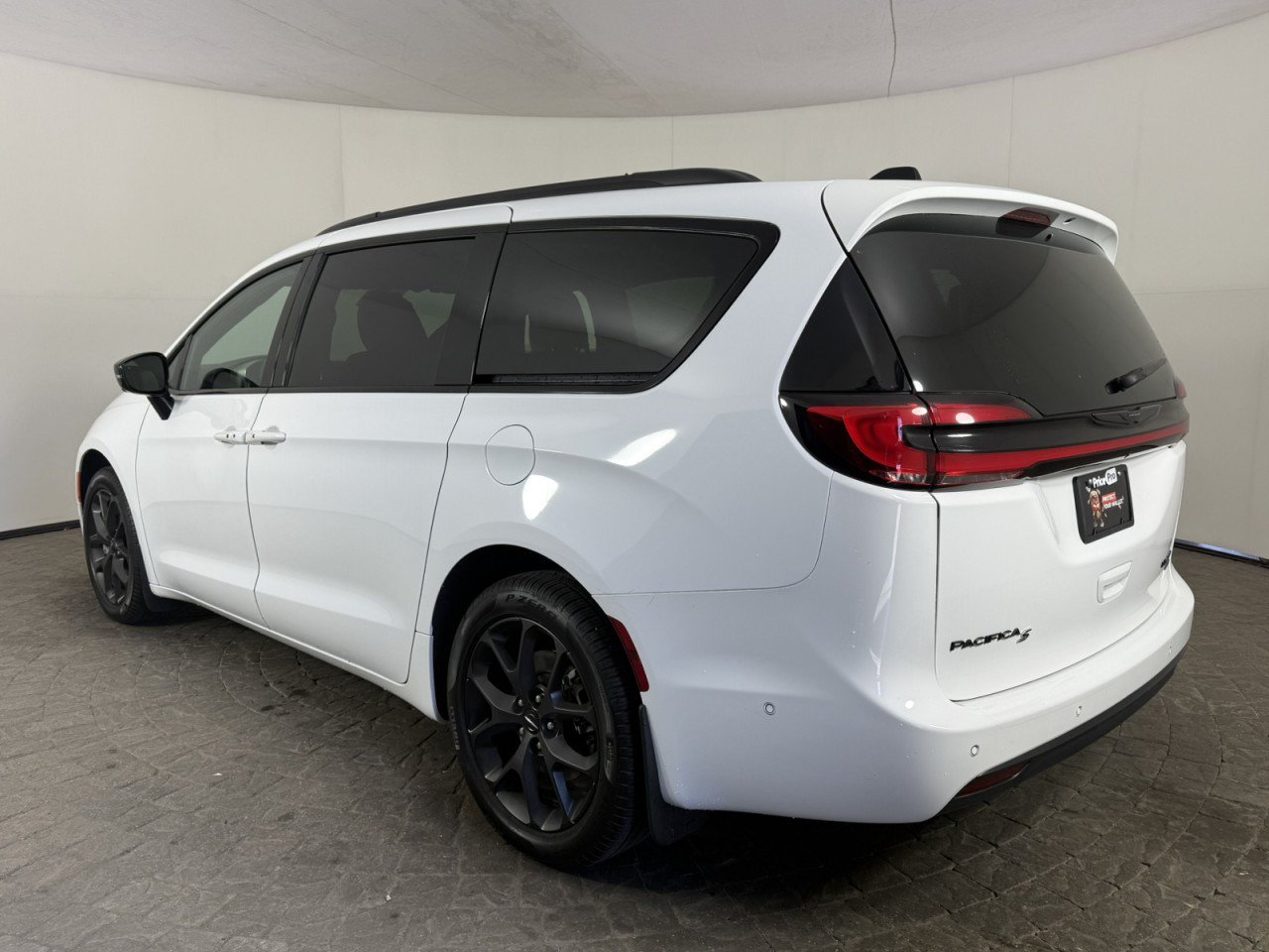 Used 2024 Chrysler Pacifica Limited w/ Uconnect Theater Family Group AWD/4WD image 5