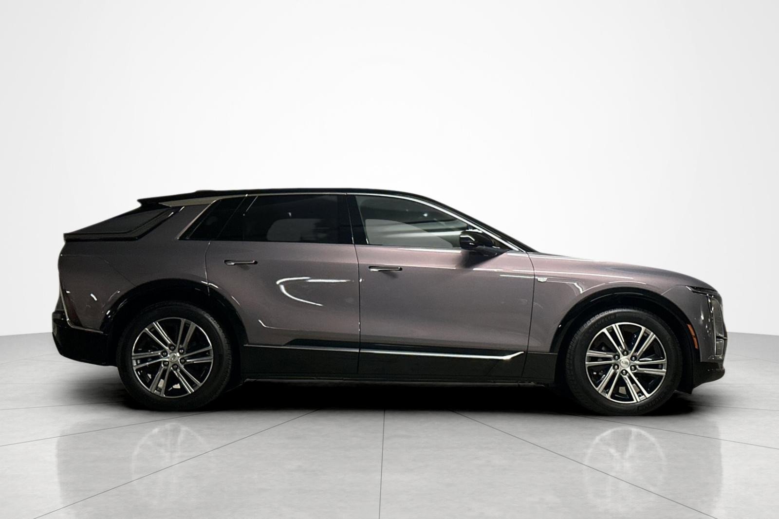 Used 2025 Cadillac Lyriq Luxury AWD/4WD image 6