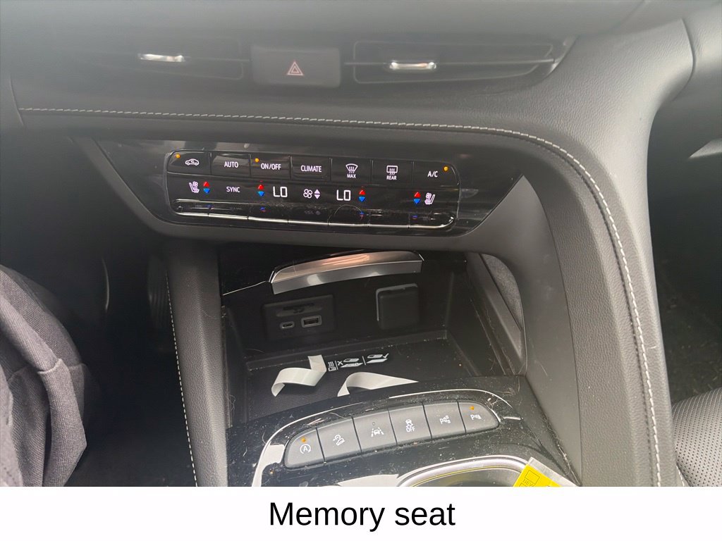 Used 2023 Buick Envision Avenir AWD/4WD image 23