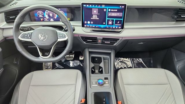 Used 2025 Volkswagen Tiguan SE R-Line image 35