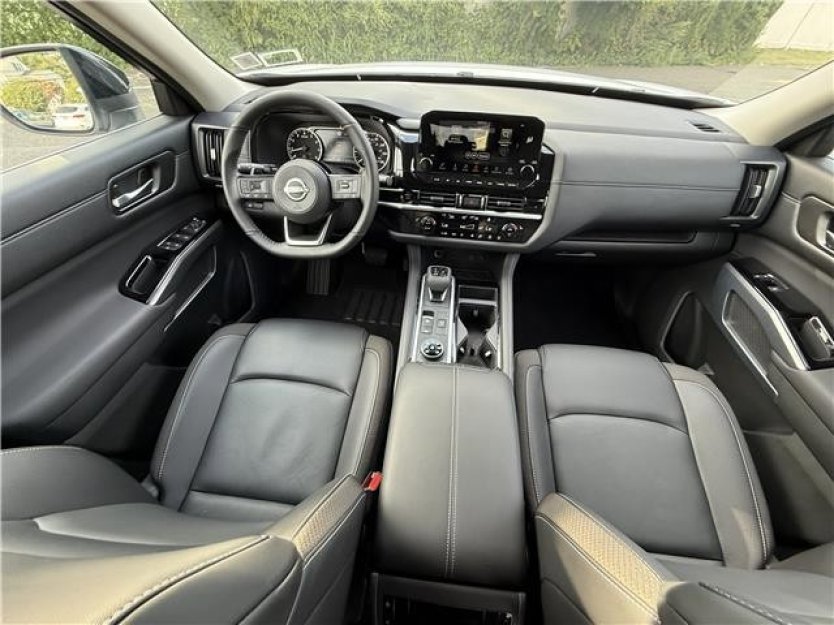 Used 2025 Nissan Pathfinder SL w/ Black Appearance Package image 6