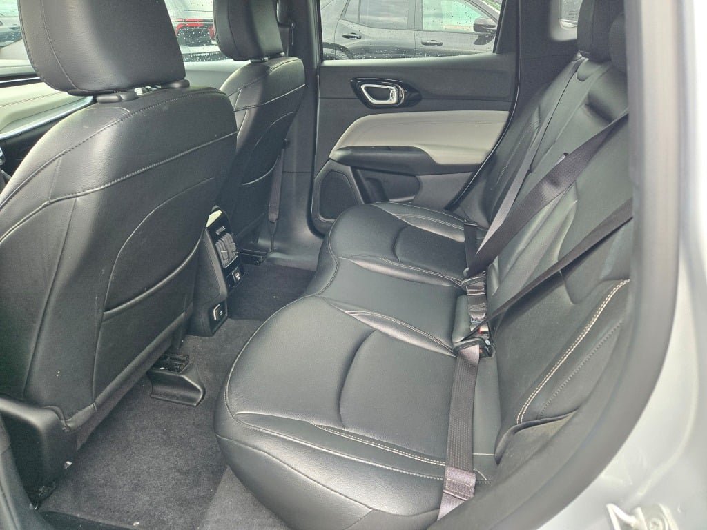 Used 2025 Jeep Compass Limited AWD/4WD image 17