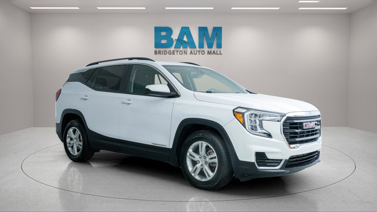 Used 2022 GMC Terrain SLE w/ Driver Convenience Package image 1