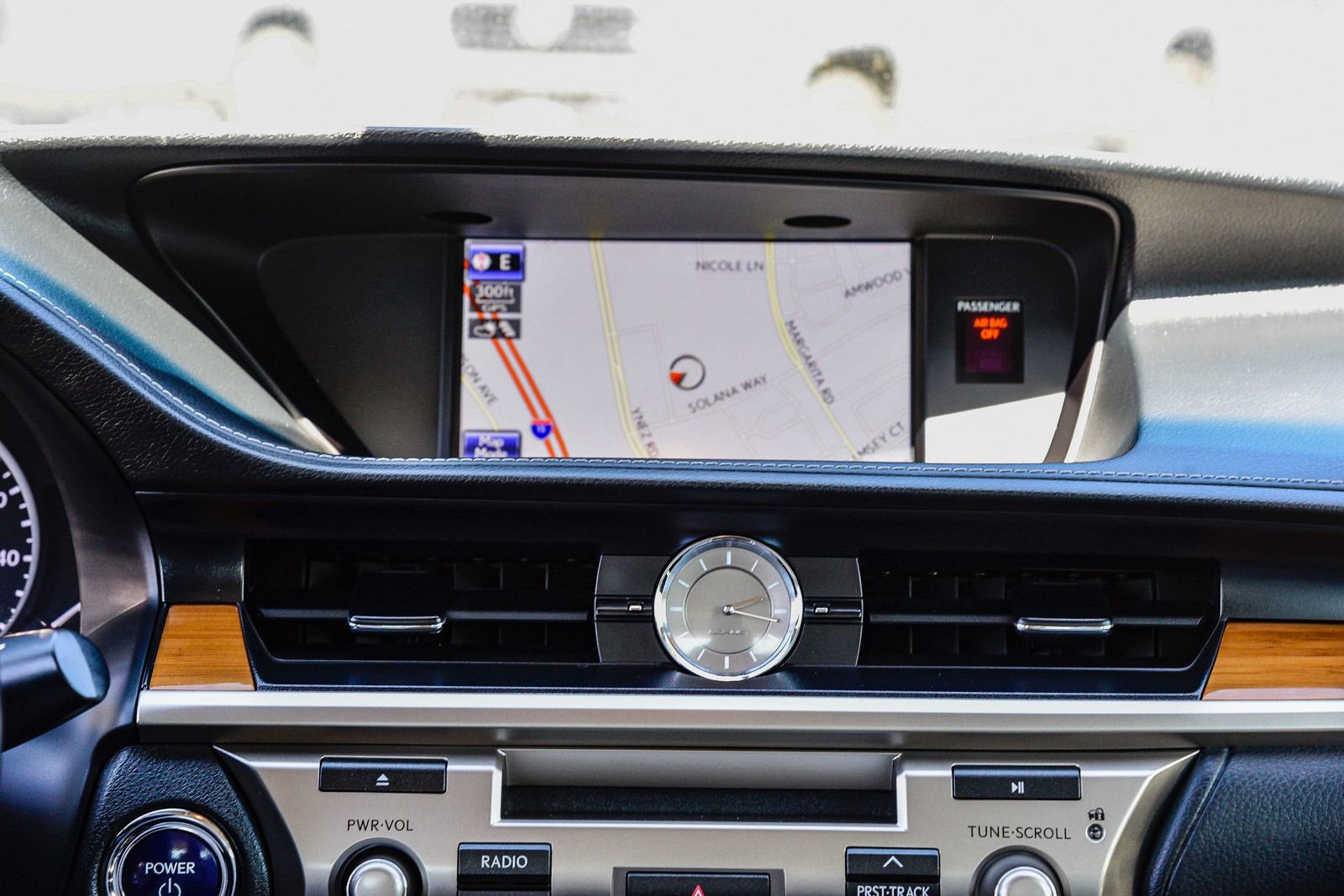 Used 2014 Lexus ES 300h w/ Luxury Package w/Bamboo Trim image 17