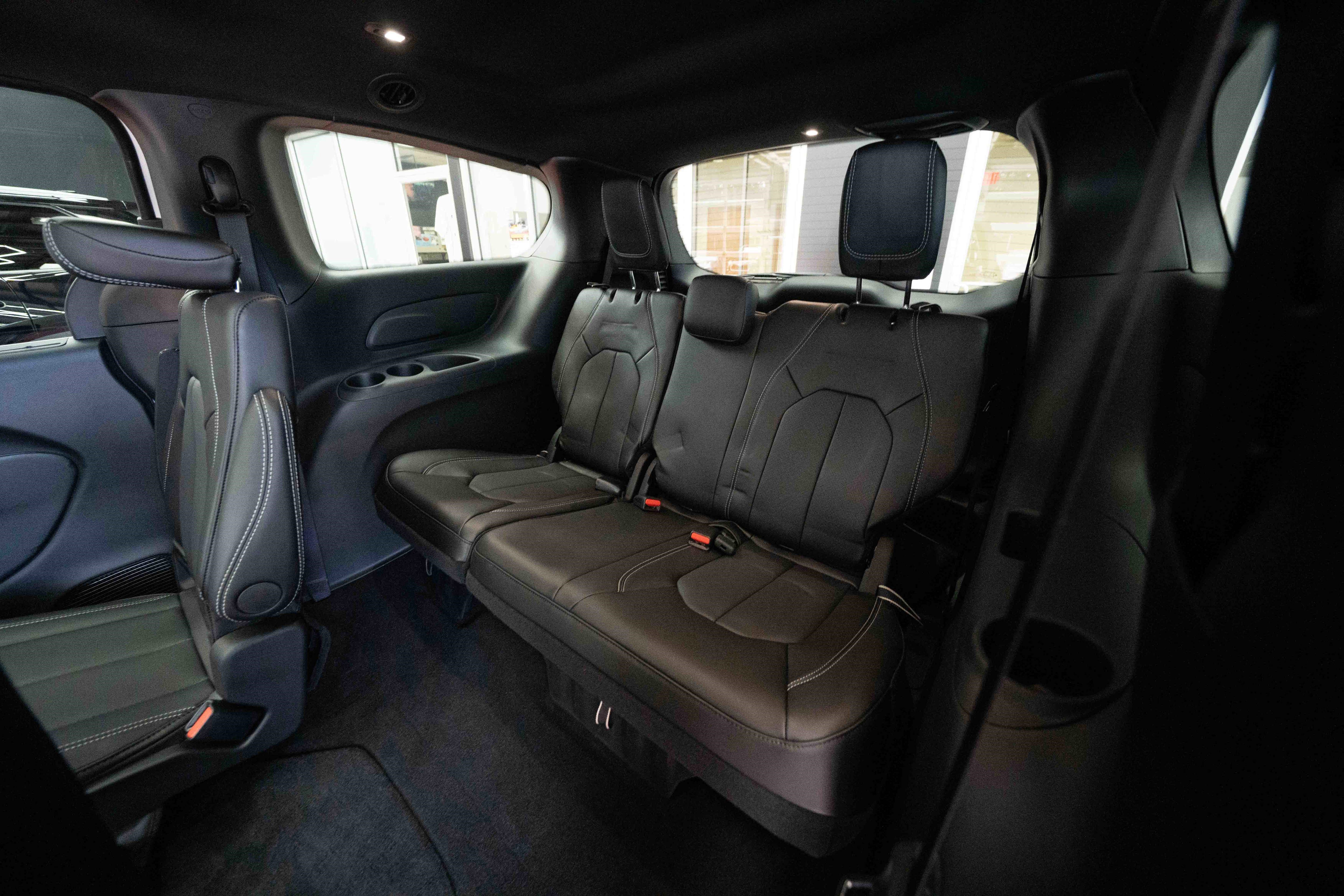 Used 2025 Chrysler Pacifica Select image 24