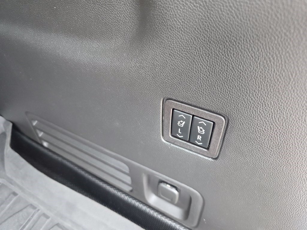 Used 2022 Chevrolet Traverse High Country FWD image 45
