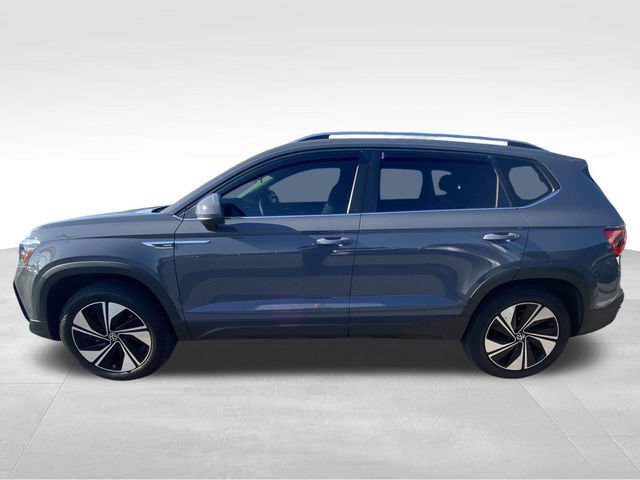 Used 2024 Volkswagen Taos SE w/ Panoramic Sunroof Package AWD/4WD image 3