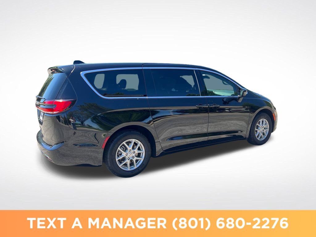 Used 2025 Chrysler Pacifica Select FWD image 5
