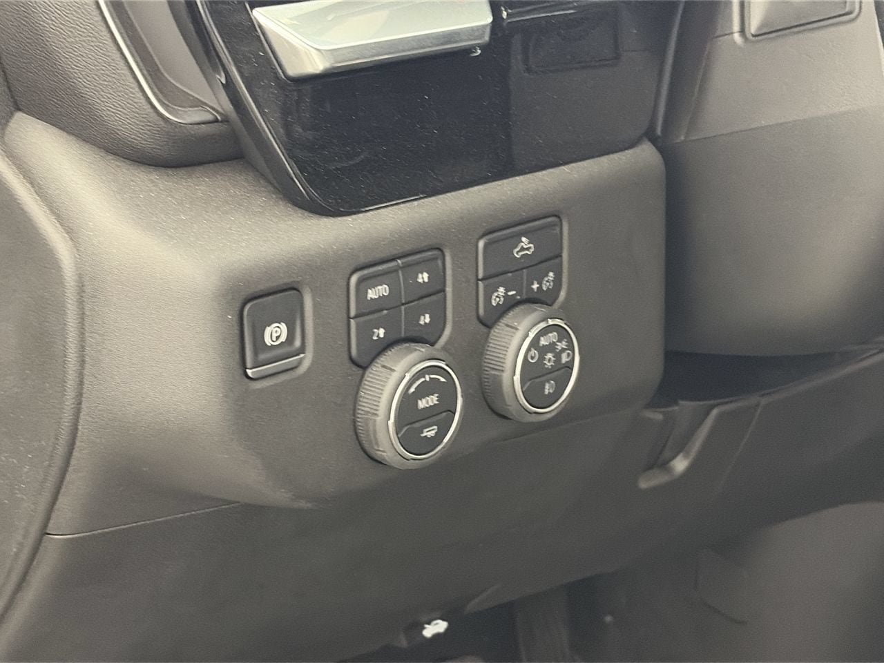 Used 2025 Chevrolet Silverado 1500 RST w/ Dark Appearance Package AWD/4WD image 13