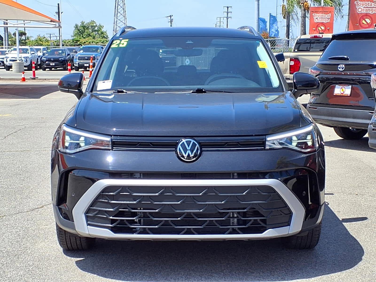 Used 2025 Volkswagen Taos SE FWD image 2