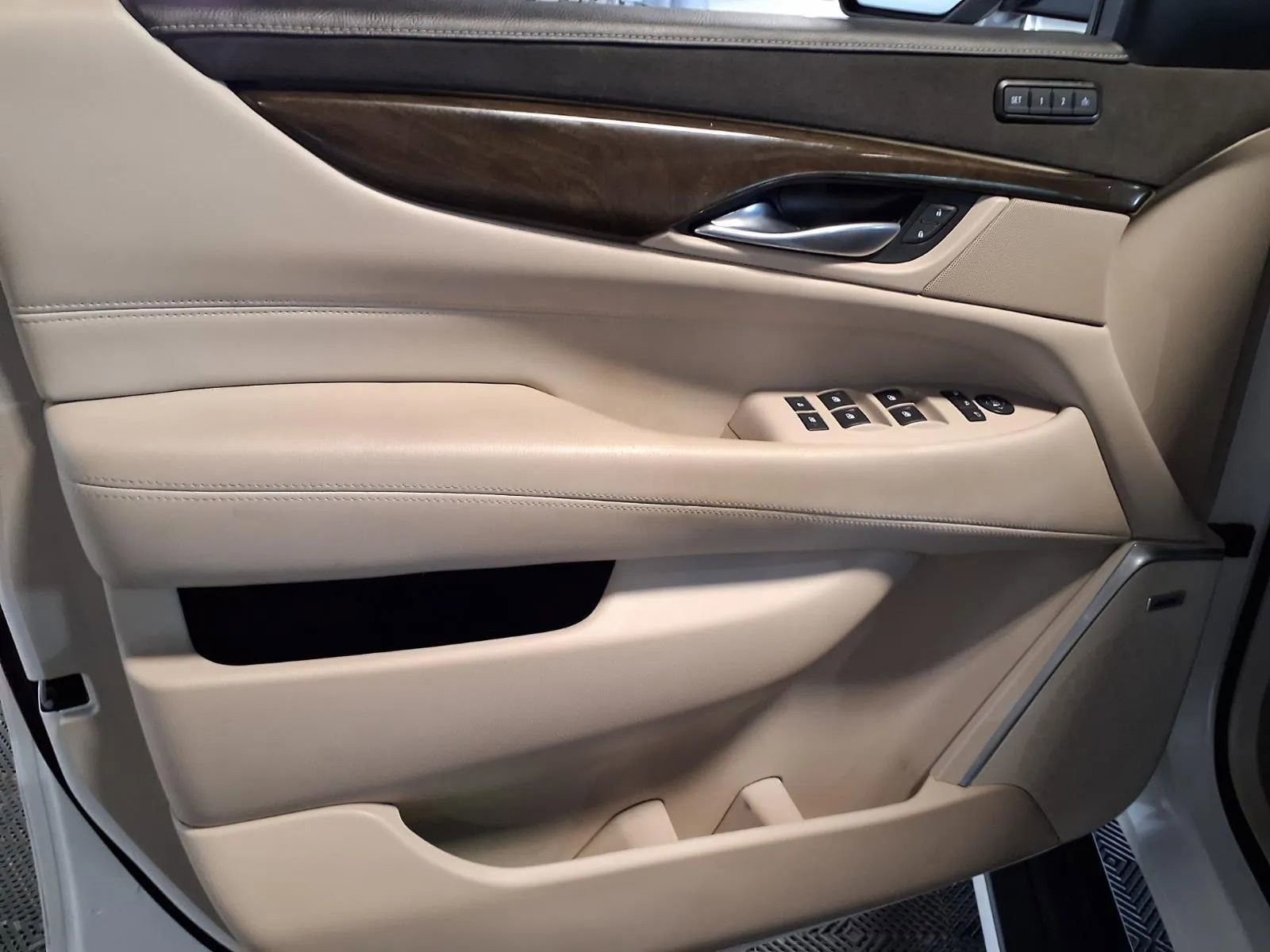 Used 2018 Cadillac Escalade Premium Luxury image 21