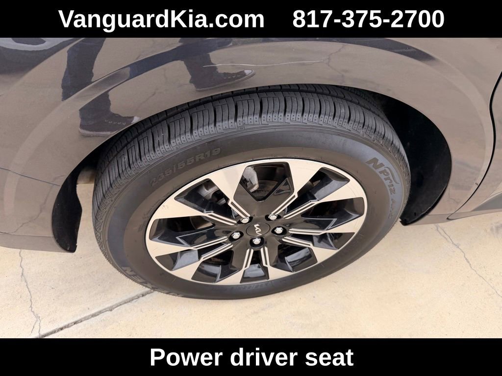 Used 2024 Kia Carnival EX image 10