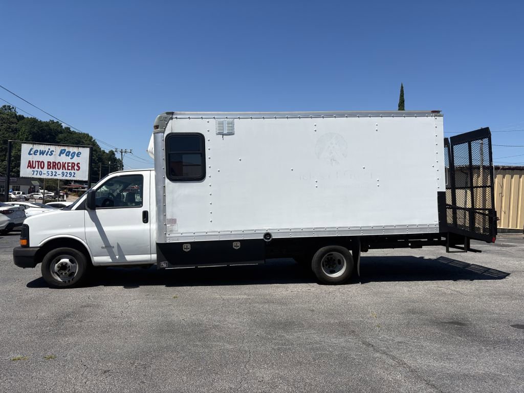 Used 2013 Chevrolet Express 4500 Extended RWD image 2