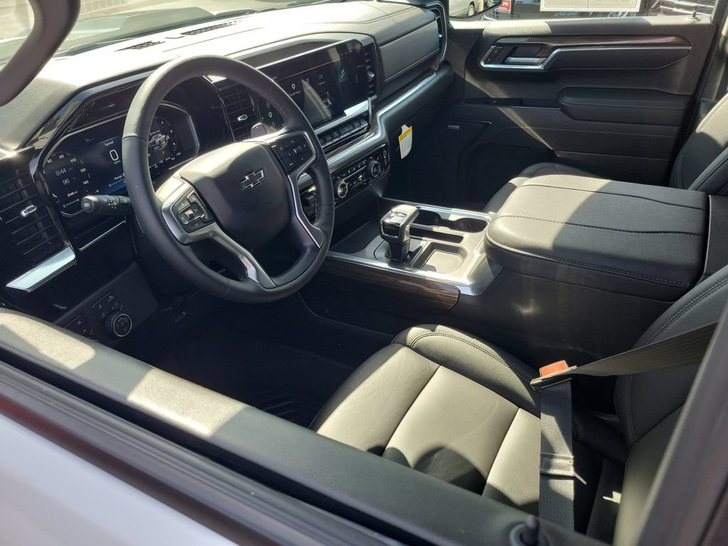 Used 2026 Chevrolet Silverado 1500 LT Trail Boss w/ LT Trail Boss Premium Package AWD/4WD image 3