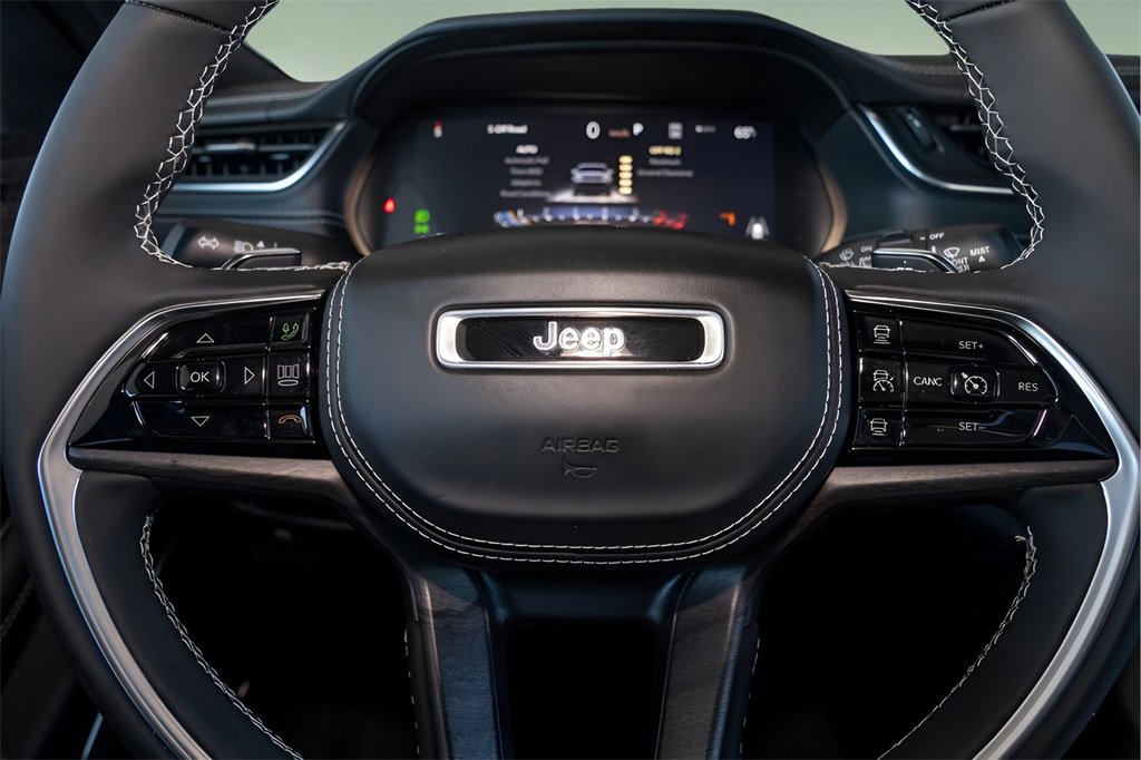 Used 2024 Jeep Grand Cherokee L Overland w/ Luxury Tech Group IV image 16