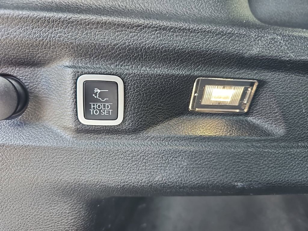 Used 2023 Jeep Grand Cherokee L Laredo image 18