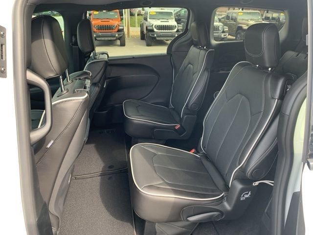 New 2026 Chrysler Pacifica Limited w/ Uconnect Theater Family Group image 22