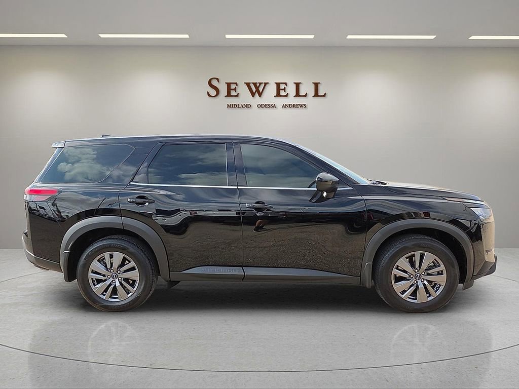Used 2025 Nissan Pathfinder S image 5