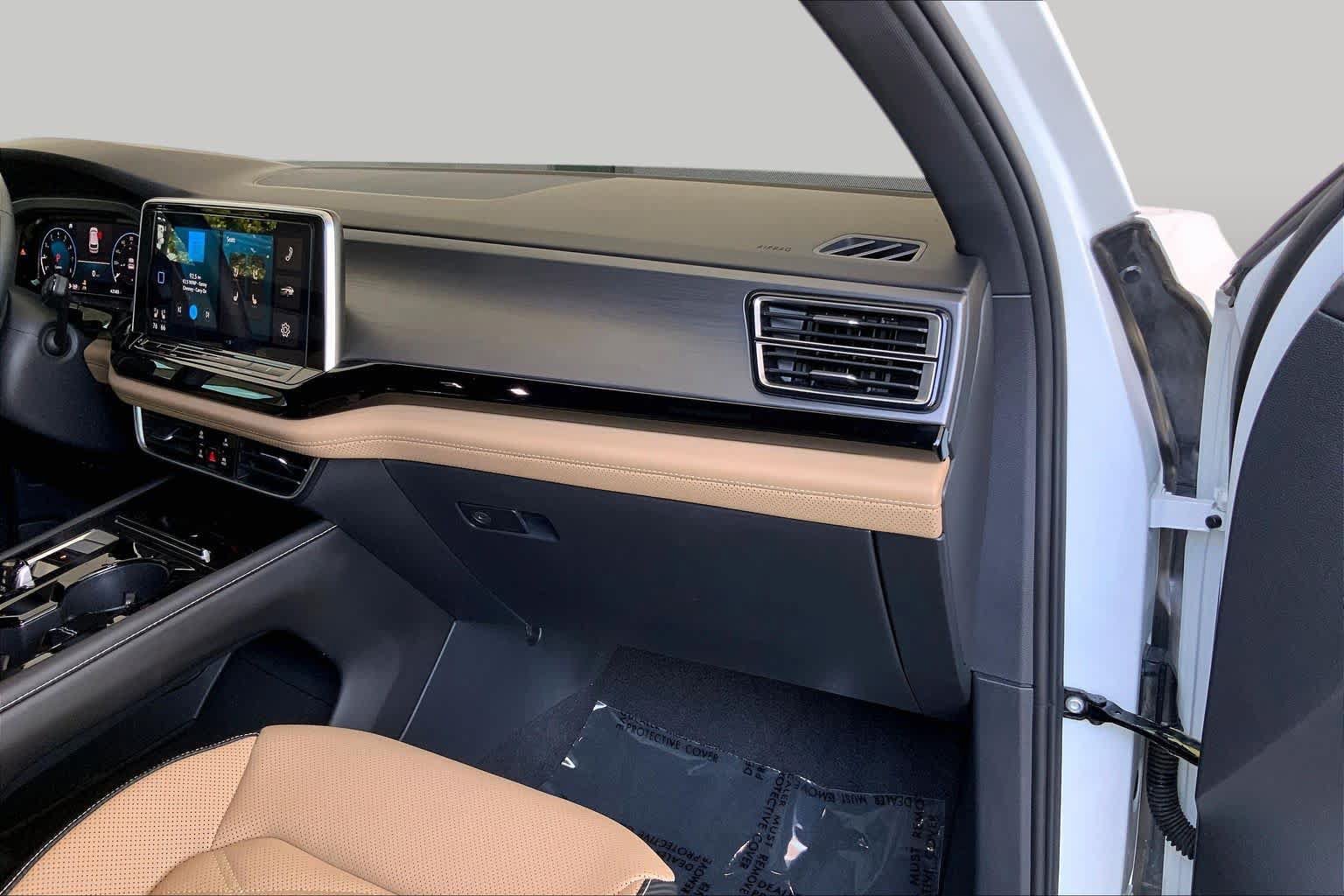 Used 2024 Volkswagen Atlas Cross Sport SE w/ Panoramic Sunroof Package FWD image 19