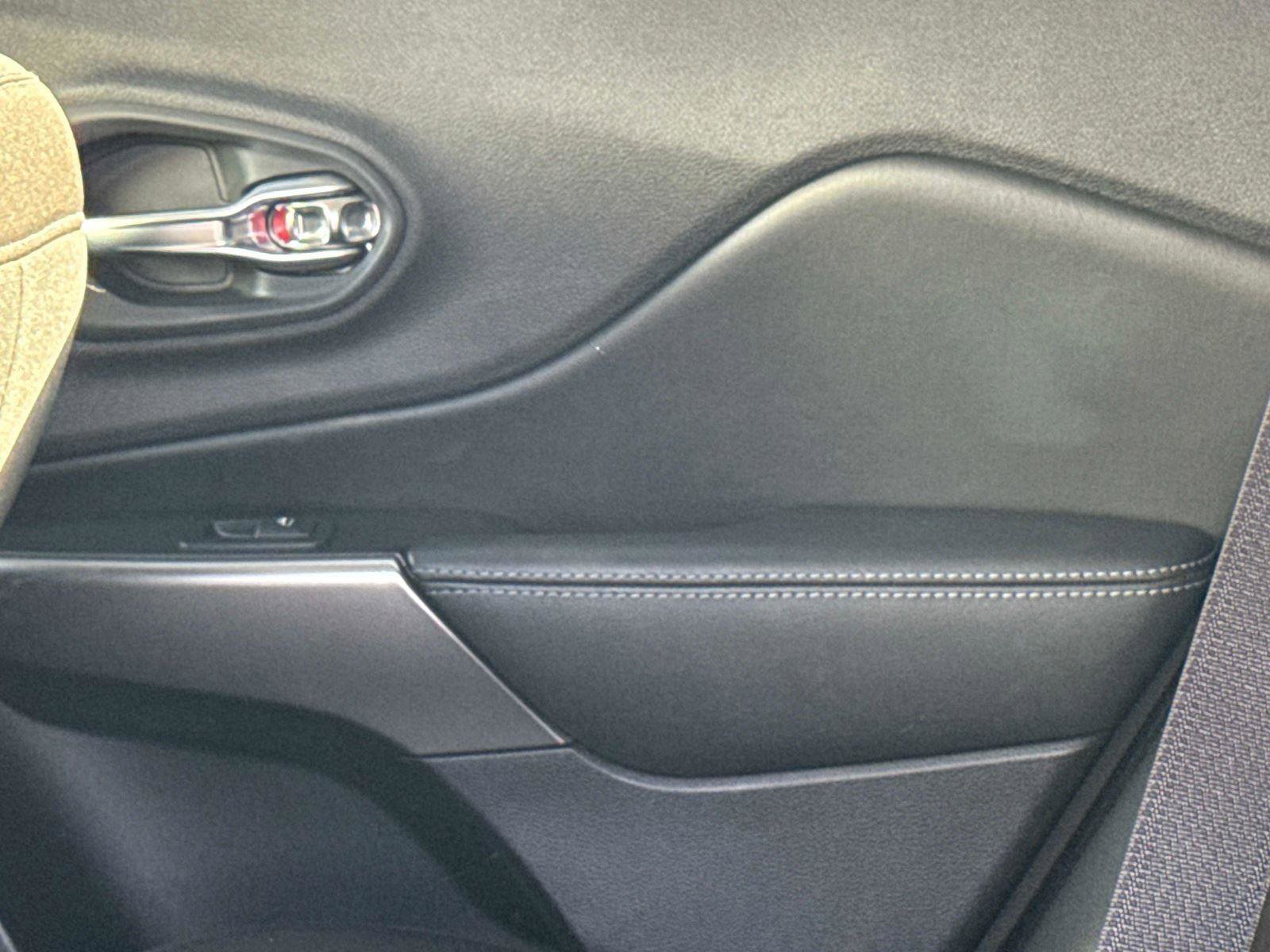 Used 2020 Jeep Cherokee Latitude w/ Cold Weather Group image 14