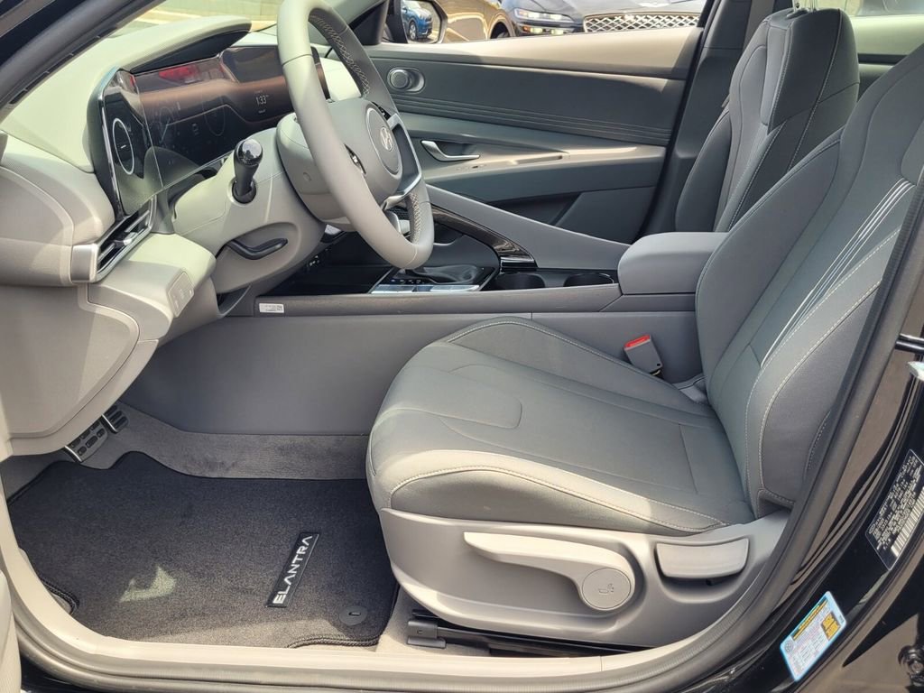 New 2025 Hyundai Elantra SEL image 13