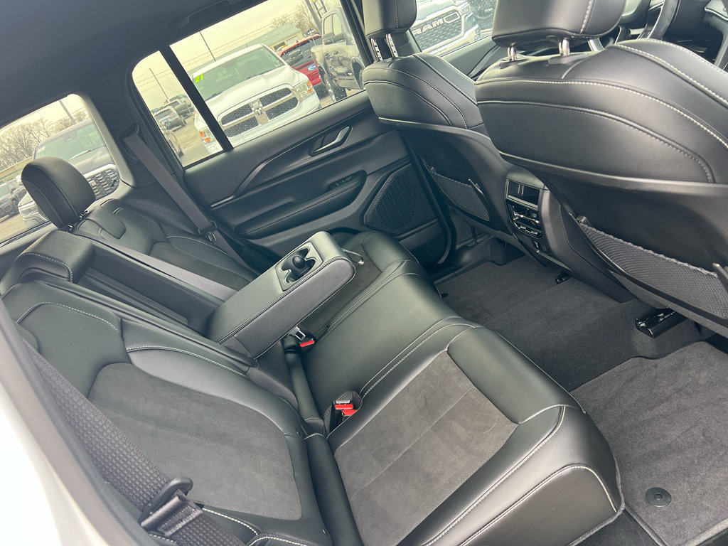 Used 2024 Jeep Grand Cherokee Altitude AWD/4WD image 18