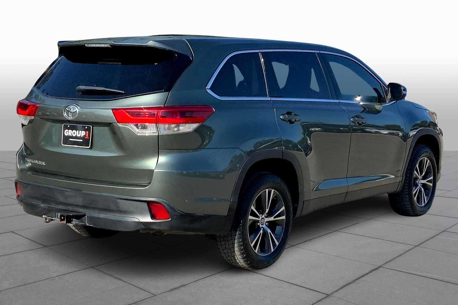 Used 2019 Toyota Highlander LE FWD image 12