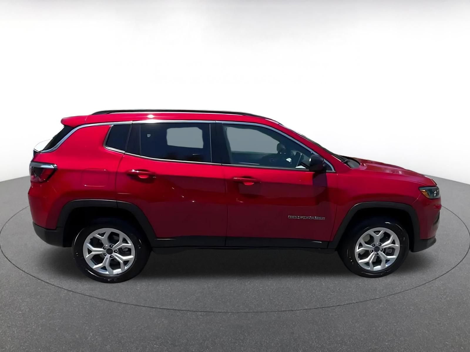 Used 2025 Jeep Compass Latitude AWD/4WD image 16