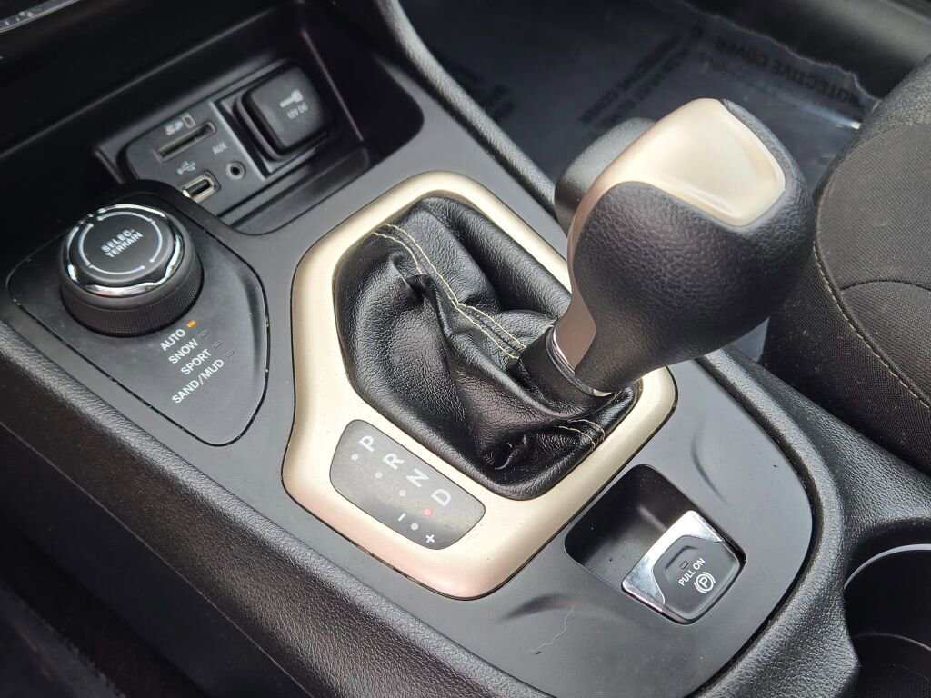 Used 2018 Jeep Cherokee Latitude w/ Cold Weather Group AWD/4WD image 26