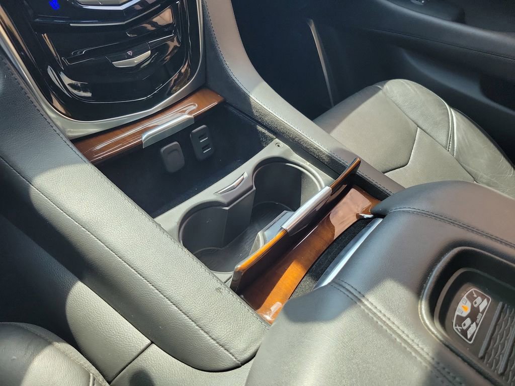Used 2020 Cadillac Escalade Luxury RWD image 32