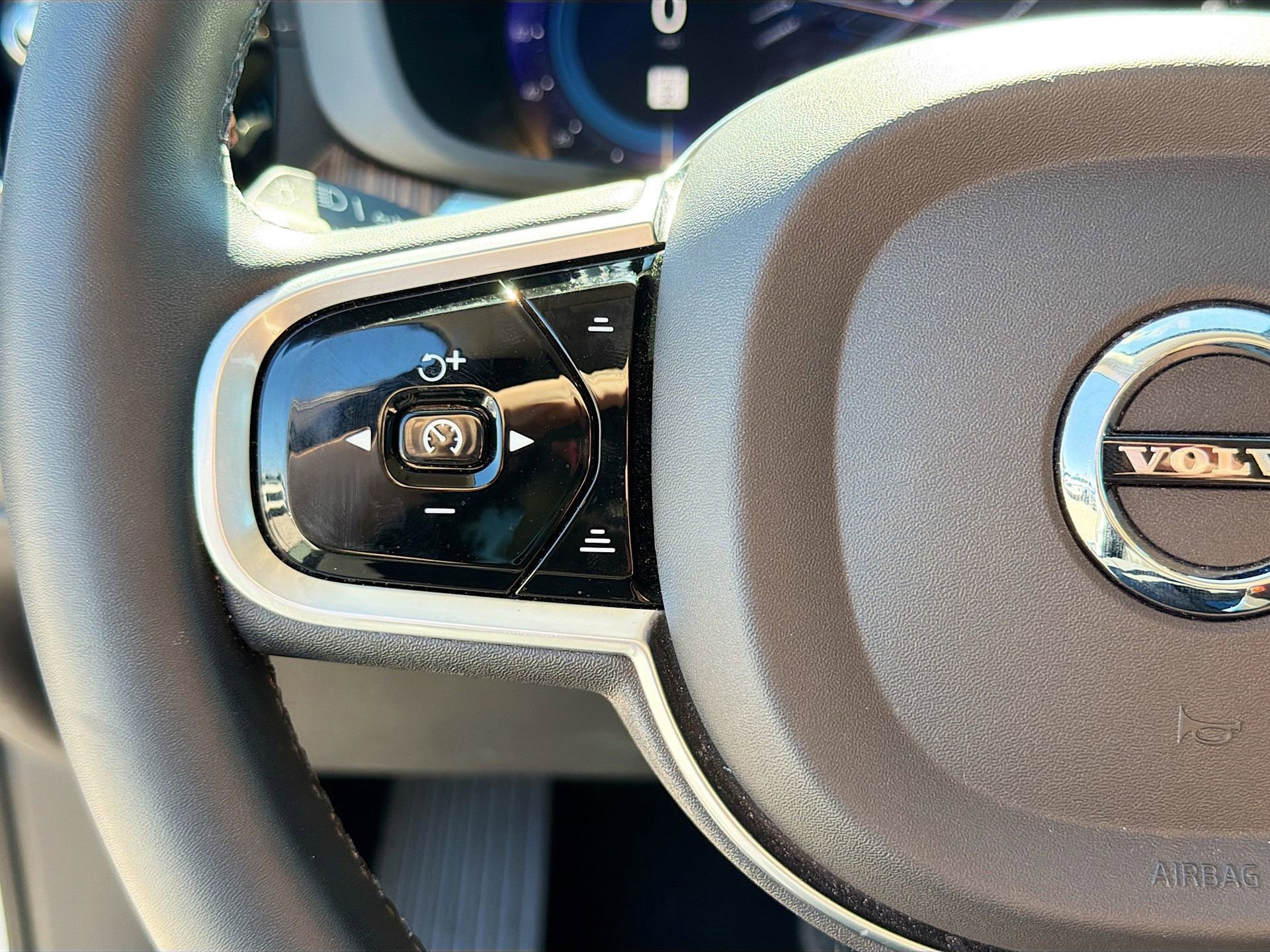 Used 2023 Volvo XC60 B5 Ultimate w/ Climate Package image 36