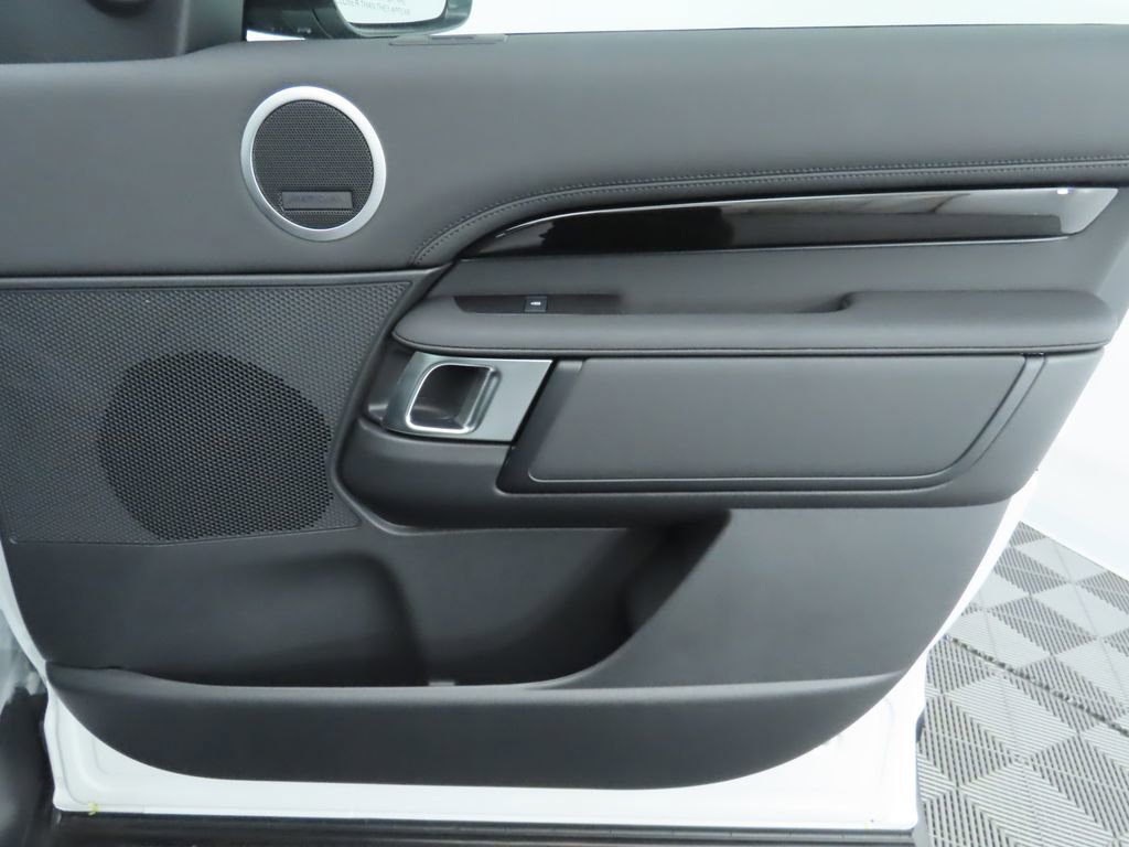 Used 2025 Land Rover Discovery S image 26