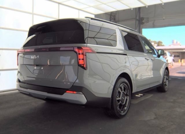 Certified 2025 Kia Carnival EX FWD image 3