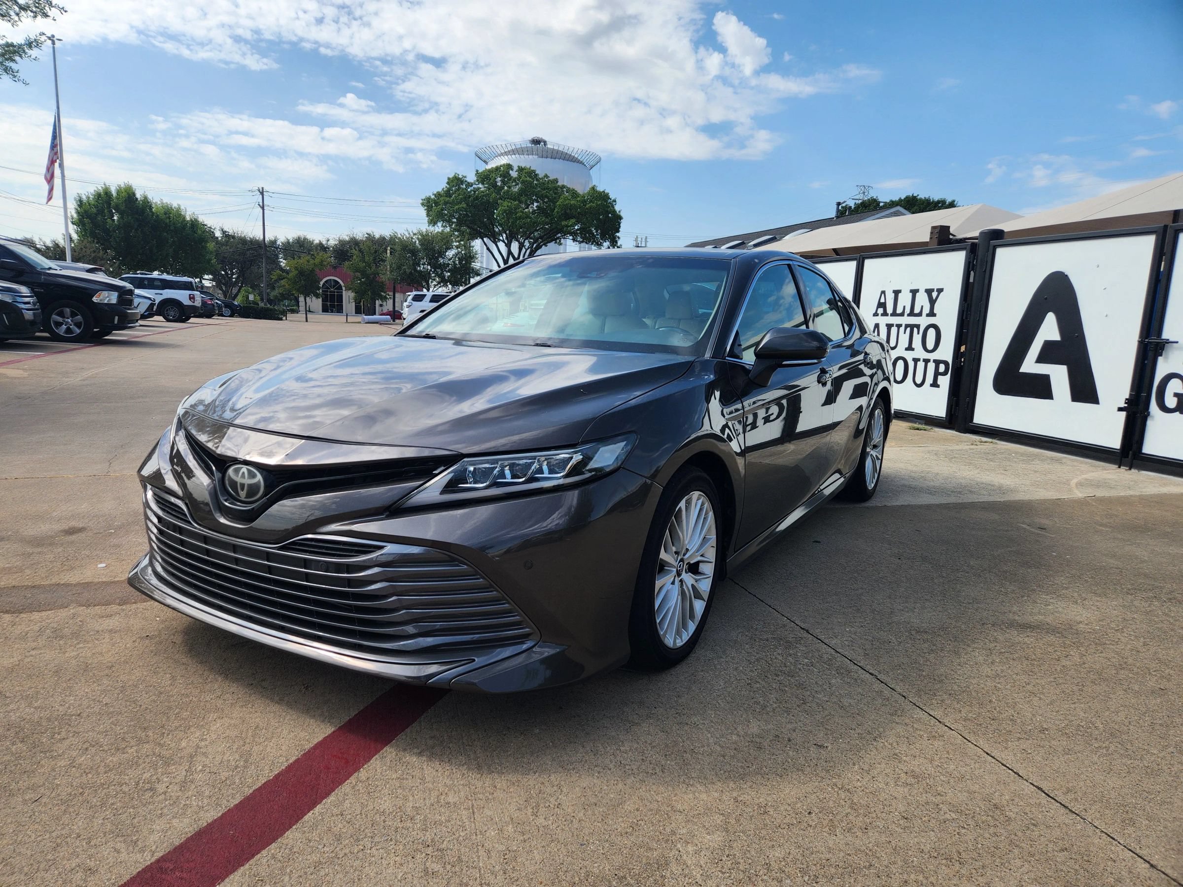 Used 2018 Toyota Camry XLE FWD image 1
