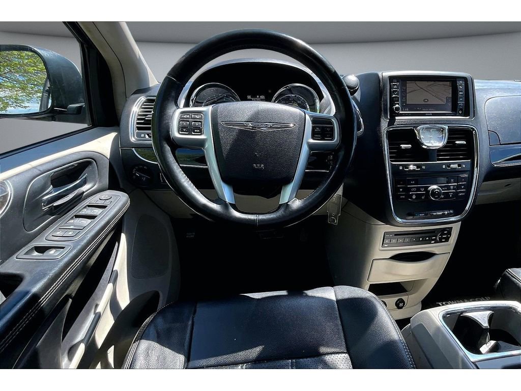 Used 2013 Chrysler Town & Country Touring-L w/ Entertainment Group #2 image 6
