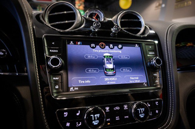 Used 2018 Bentley Bentayga image 50