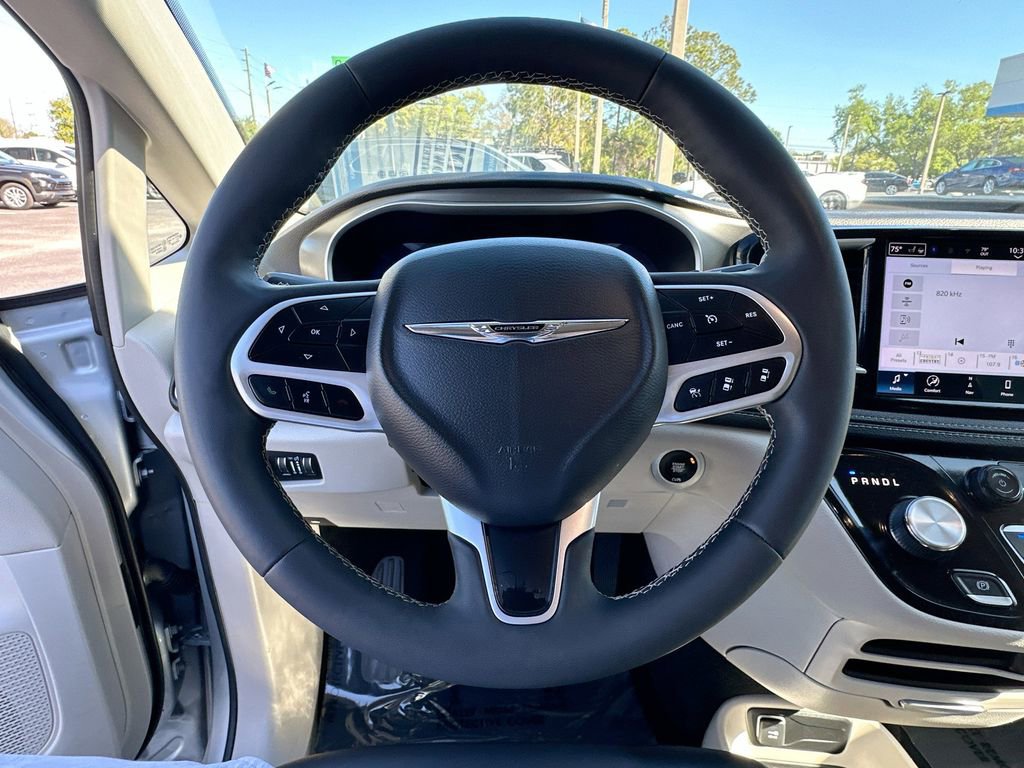 Used 2024 Chrysler Pacifica Select FWD image 11