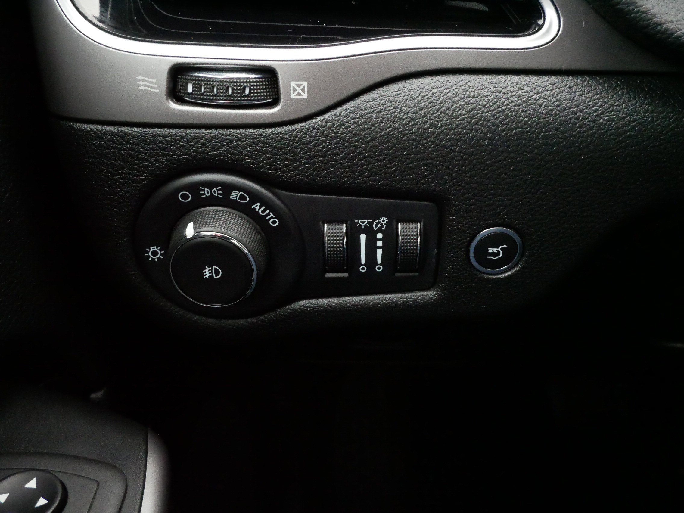 Used 2022 Jeep Cherokee Limited image 27