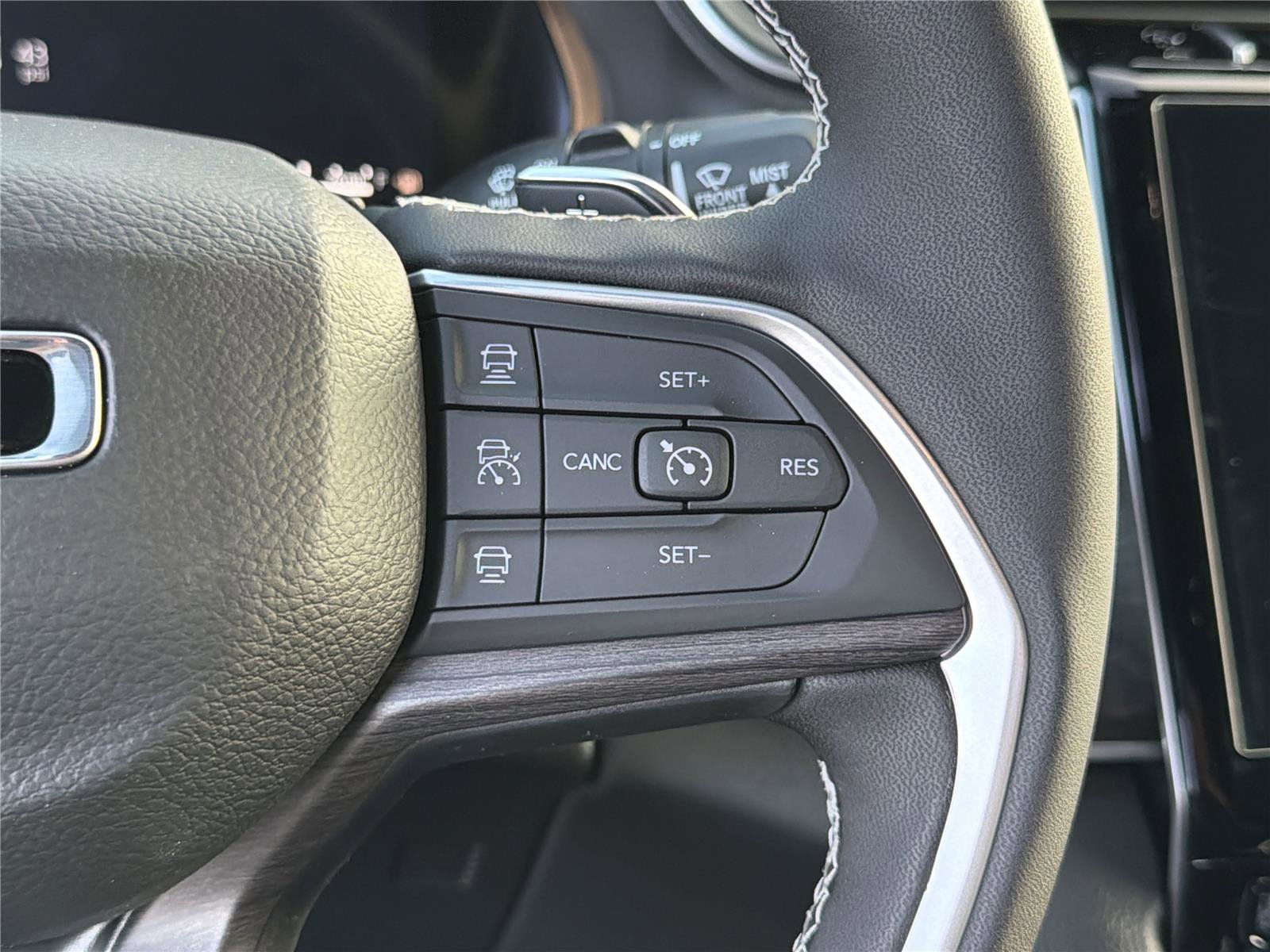 New 2025 Jeep Grand Cherokee Limited w/ Black Appearance Package image 28