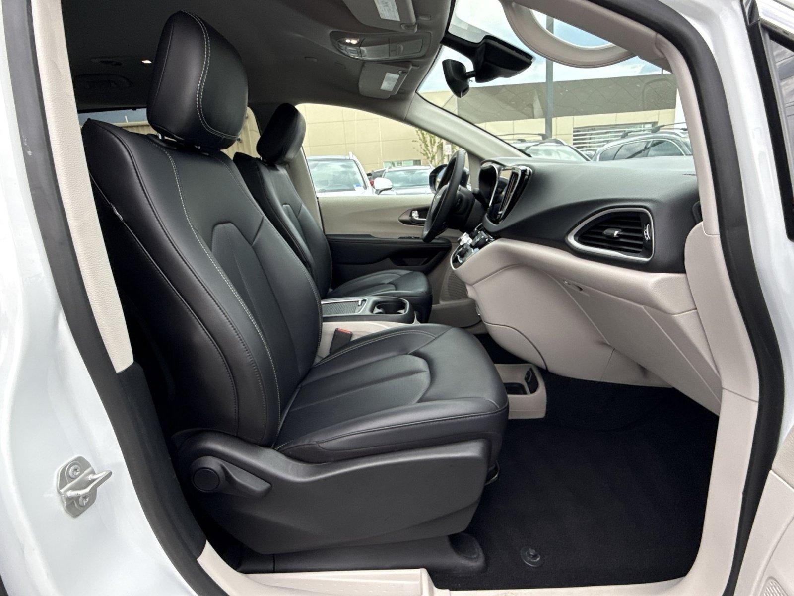 Used 2024 Chrysler Pacifica Touring-L FWD image 28