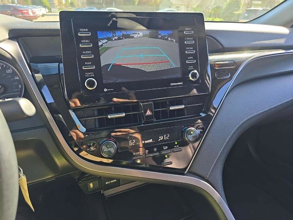 Used 2023 Toyota Camry SE image 4