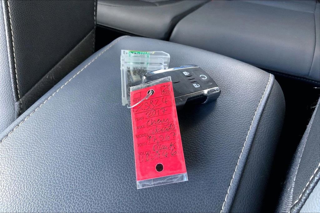 Used 2017 Chevrolet Colorado Z71 w/ Z71 Midnight Edition image 12