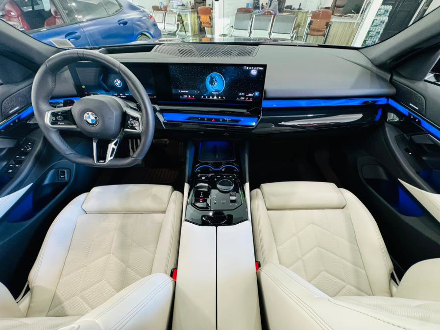 Used 2024 BMW 540i xDrive w/ Premium Package image 25