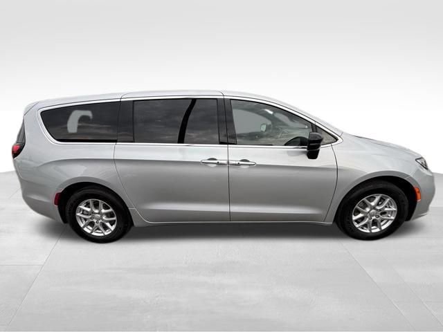 New 2026 Chrysler Pacifica Select image 6