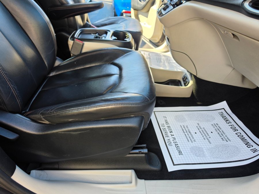 Used 2017 Chrysler Pacifica Touring-L FWD image 43