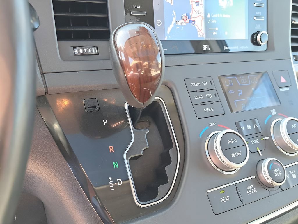 Used 2018 Toyota Sienna Limited Premium w/ Carpet Mat Package image 26