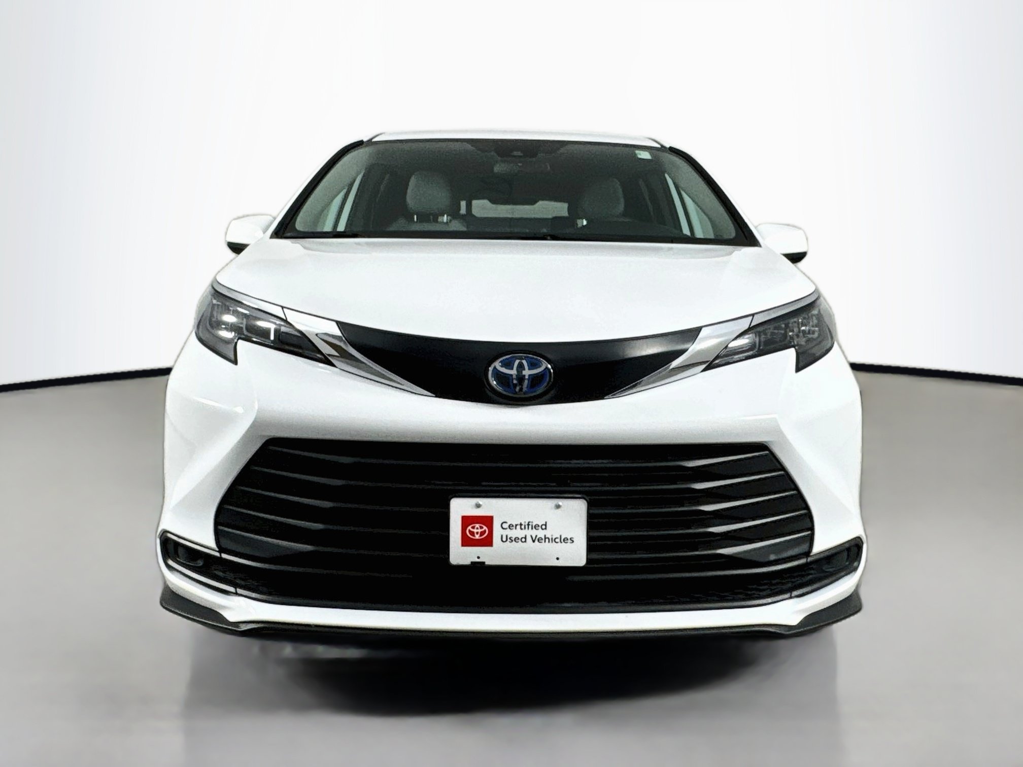 Certified 2025 Toyota Sienna LE FWD image 2